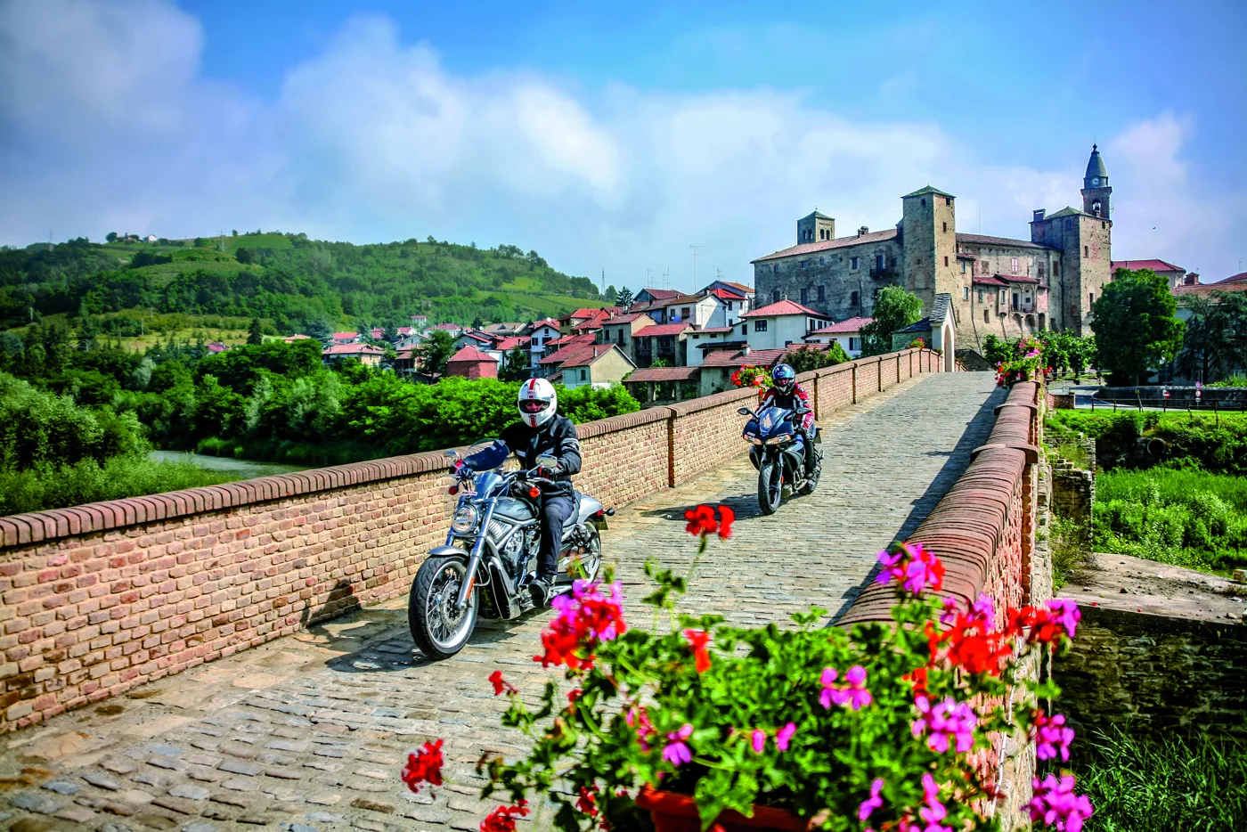 Backsteinbrücke vor Burg und Dorf Backsteinbrücke vor Burg und Dorf